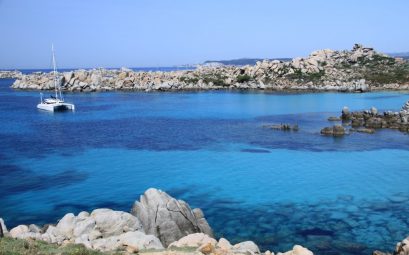 Catamaran dans les iles Lavezzi